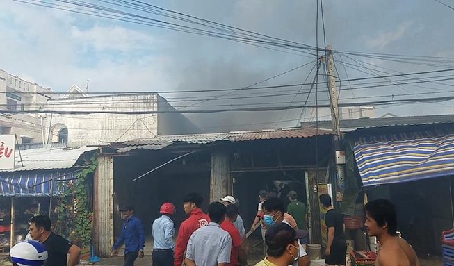 Cháy dữ dội dãy trọ ở Bình Tân