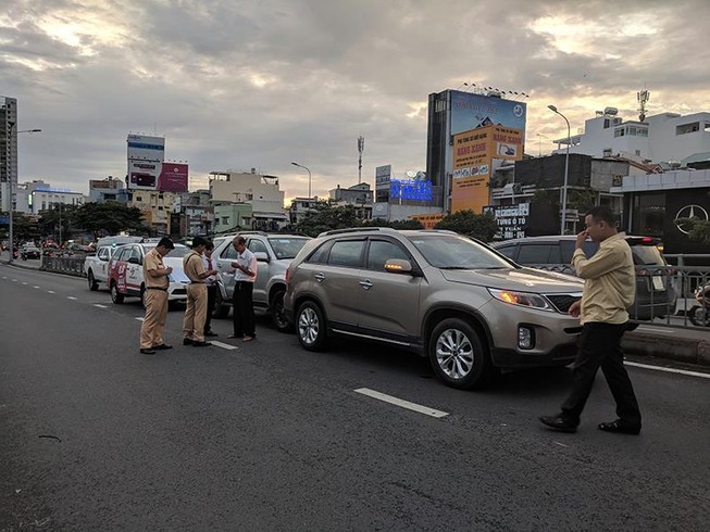 Cầu vượt Hàng Xanh bị phong tỏa vì ô tô tông liên hoàn
