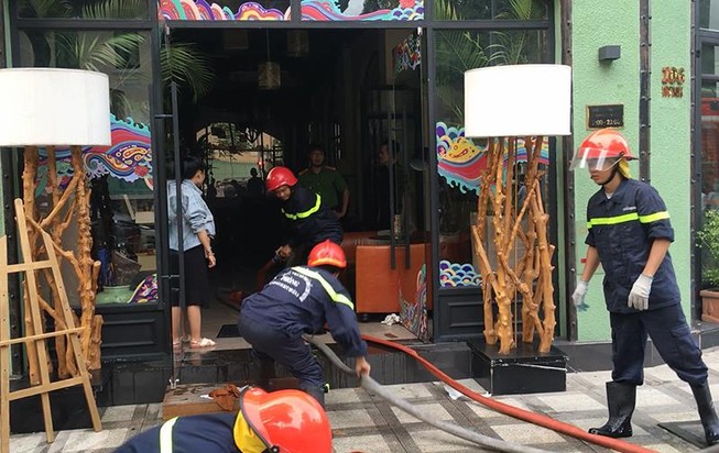 Cháy quán cà phê ở quận 3, khách tháo chạy hoảng loạn