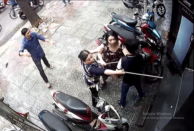 Bị hàng xóm đánh nhập viện vì vũng nước trước nhà
