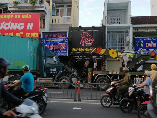 Container lao vào 2 cửa hàng ở Phú Nhuận lúc rạng sáng