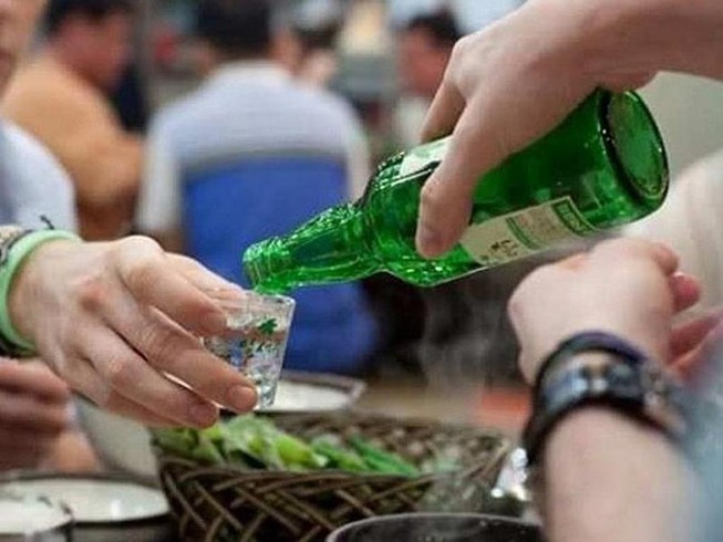 Ngăn bạn nhậu bỏ về, thanh niên bị đá vào đầu, tử vong