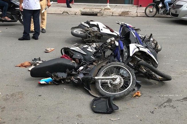Bình Thạnh: Xe xịn lao vào nhiều xe máy, bốn người bị thương