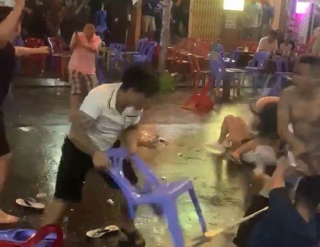 Công an khởi tố 10 người chém nhau ở phố Bùi Viện