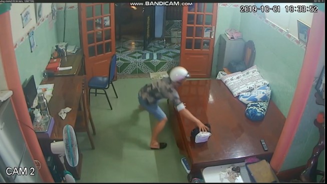 Camera ghi hình thanh niên trộm giỏ chứa tài sản hơn 1 tỉ đồng