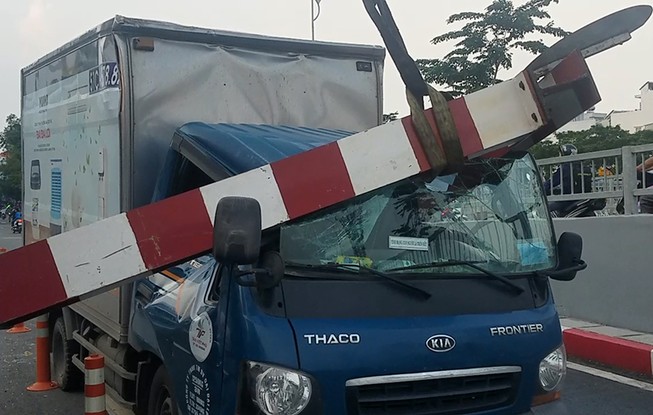 Xe tải tông thanh giới hạn chiều cao, 1 người bị thương
