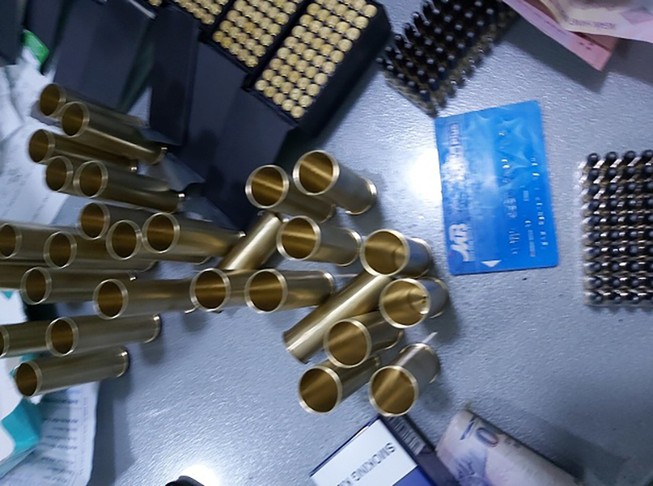Cầm đạn cao su dạo phố, bị lực lượng 363 bắt