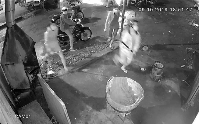 Nhiều người lấy cớ con trai nợ nần để tới đập phá nhà cửa