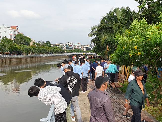 Vớt 1 thi thể nữ mặc đồ tím trôi trên kênh Nhiêu Lộc