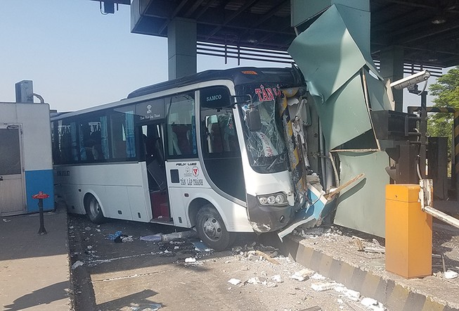 Xe khách tông nát 2 cabin trạm thu phí Chợ Đệm