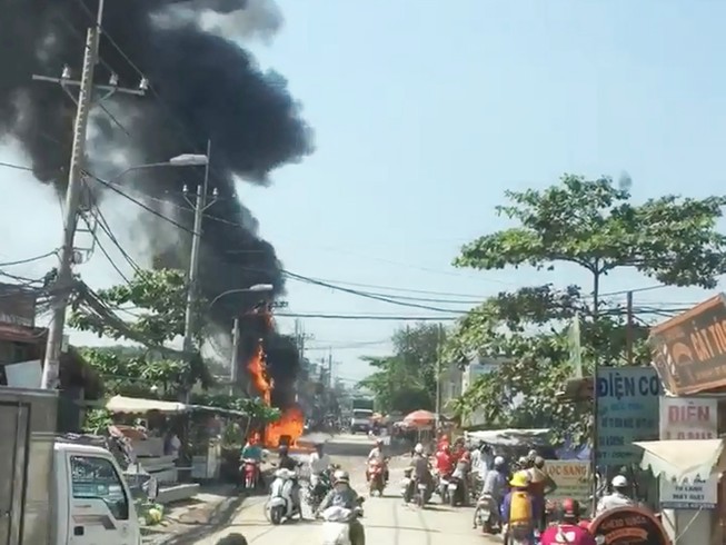 Cháy kèm nổ dữ dội dây cáp viễn thông ở Bình Chánh