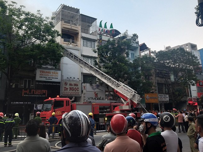 Cháy nhà ở quận 10, phong tỏa cả đường Lê Hồng Phong