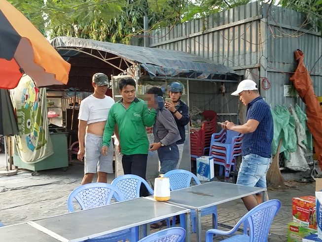 Rút tờ 500 ngàn trả tiền nước, bị đánh bầm dập