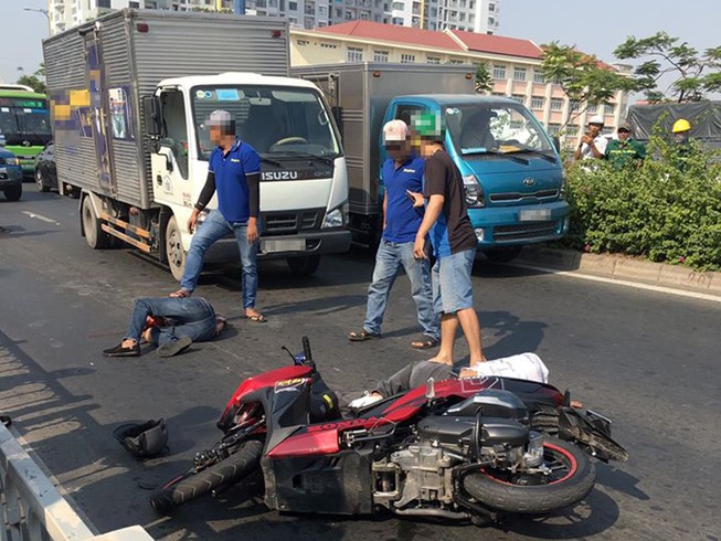 2 thanh niên nghi cướp giật gặp tai nạn ở đường Võ Văn Kiệt