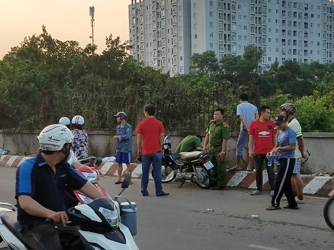 Dập đám cháy cỏ ở Bình Tân, phát hiện thi thể cháy đen