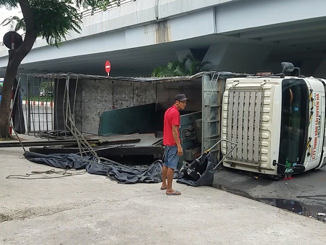 Xe chở máy dập sắt lật trước nhà hàng tiệc cưới ở Bình Tân