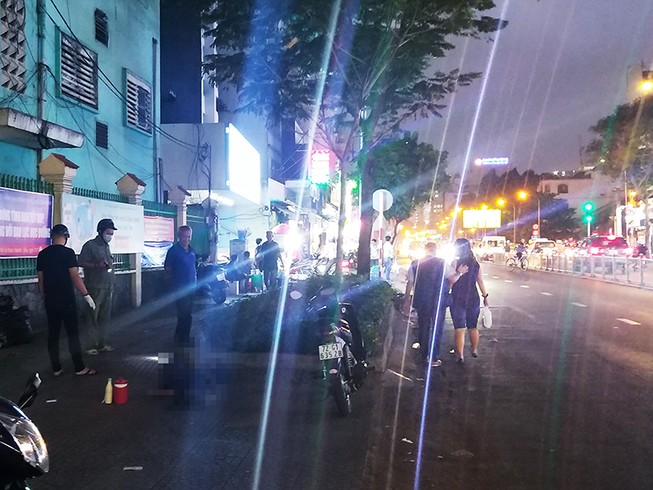 Người vô gia cư chết bất thường bên vệ đường
