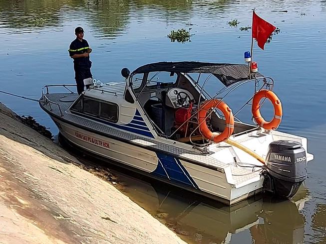 2 vợ chồng nhảy xuống kênh Tàu Hủ