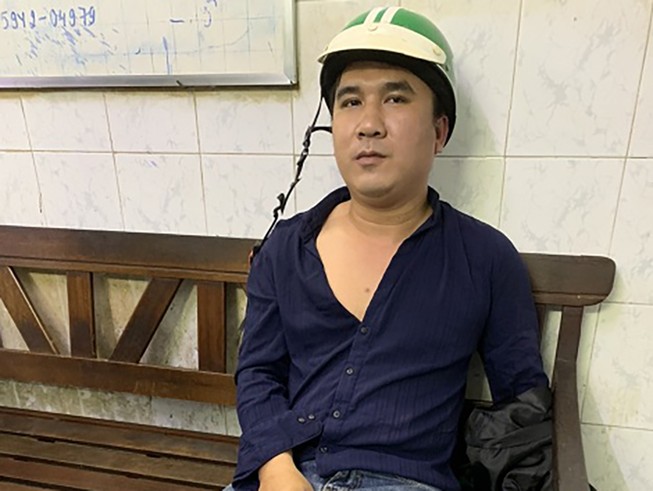 Tài xế mặc đồ Grab giả rơi giày để lấy điện thoại của du khách