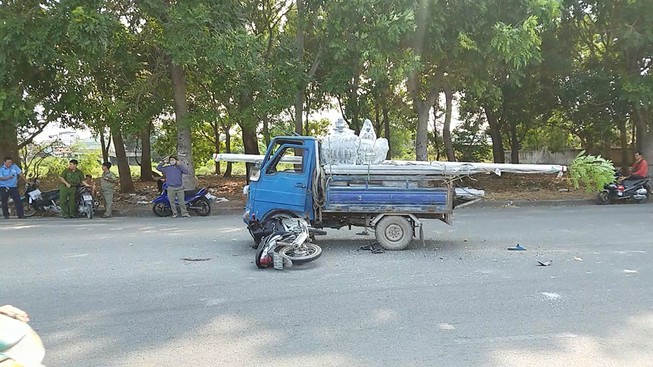 Xe máy đấu đầu ô tô tải, thanh niên nguy kịch