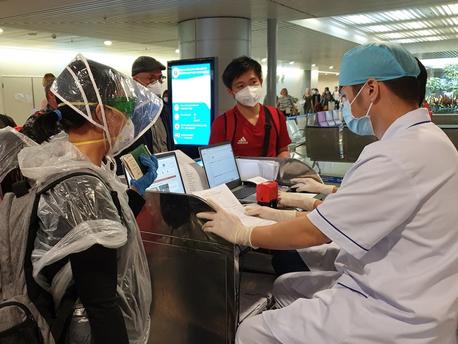 Du khách ở Tân Sơn Nhất bật khóc quay về nước vì dịch COVID-19