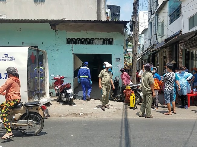 1 thanh niên chết trong tư thế treo cổ ở dãy ki-ốt quận 6