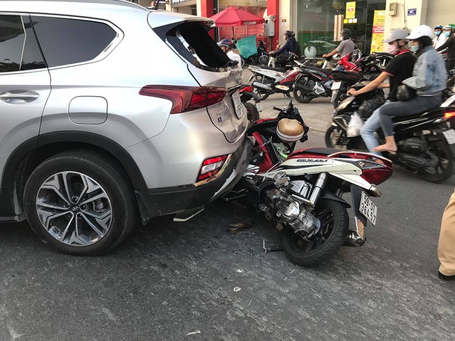 Ô tô nổ lốp gây tai nạn liên hoàn đường Phan Văn Trị