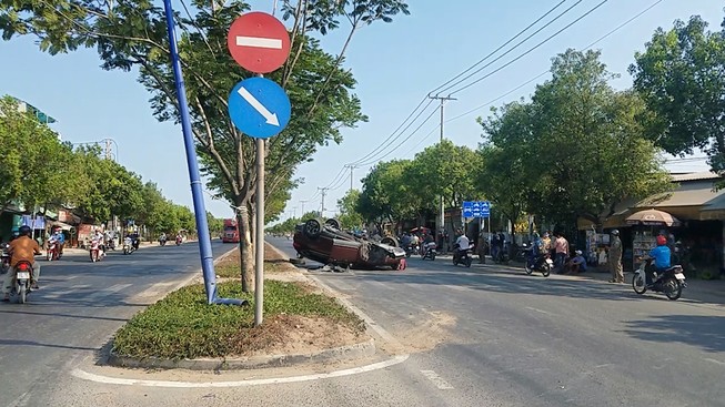 Phụ nữ, trẻ em gào thét trong ô tô lật ở Bình Chánh