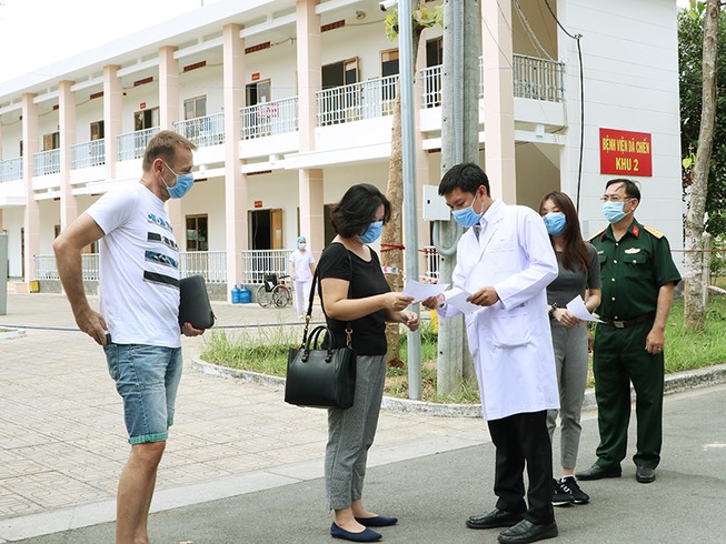 3 bệnh nhân được công bố khỏi bệnh xúc động cám ơn bác sĩ