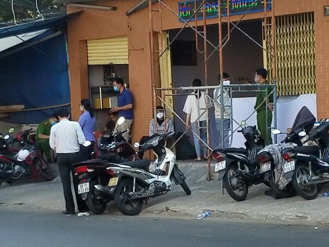 Dỡ biển quảng cáo, một người nghi bị điện giật chết