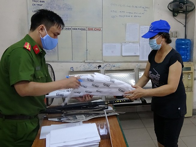 Quận 1: Người giao nộp vũ khí được tặng 10 kg gạo