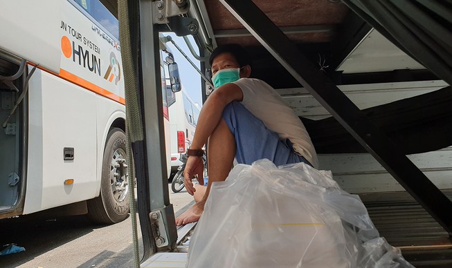 Tài xế xe tăng cường đưa rước công nhân bên ngoài Pouyuen