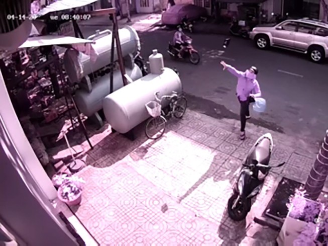 Điều tra nhóm tạt sơn, khủng bố để đòi nợ
