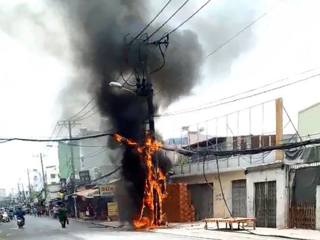 Trụ điện cháy dữ dội trên đường An Dương Vương, quận 6