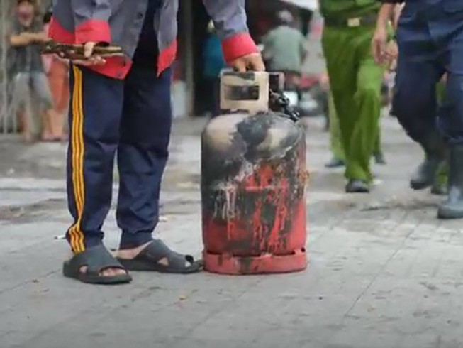 Xe tải chở bình gas bốc cháy dữ dội trên đường 3/2