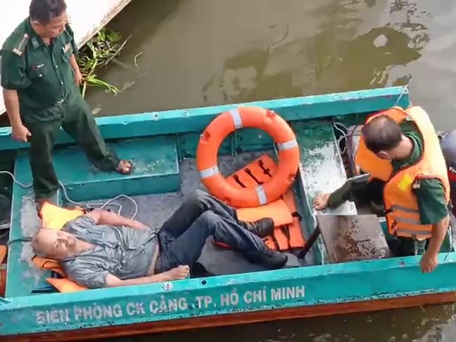 Cứu sống giảng viên người Mỹ nhảy sông tìm tài sản bị cướp