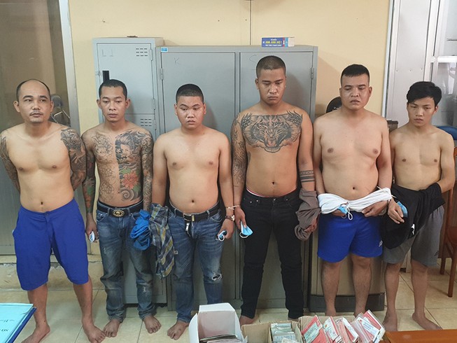 Nhóm cho vay lãi nặng có cả súng, áo giáp