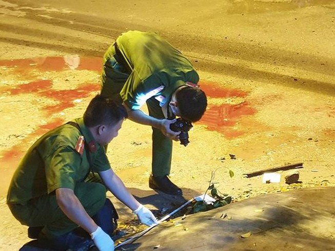 Thanh niên dùng bình chữa cháy và kéo tấn công tài xế Grabbike