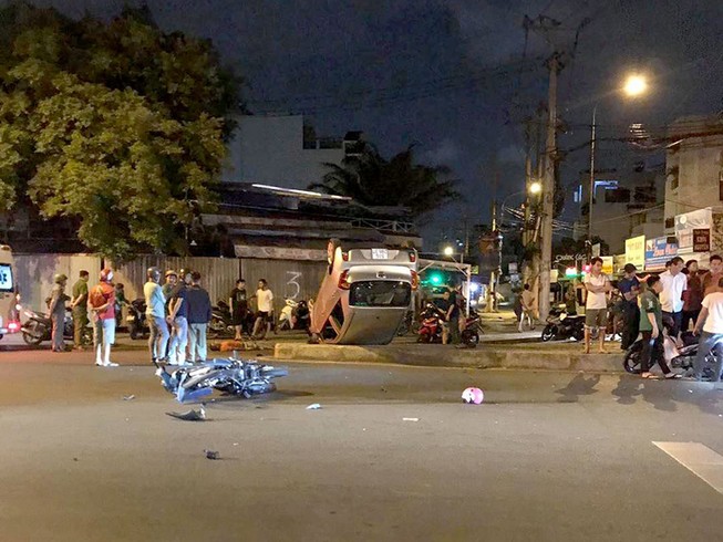 Ô tô lật ngửa sau tai nạn làm 3 người thương vong ở Tân Phú