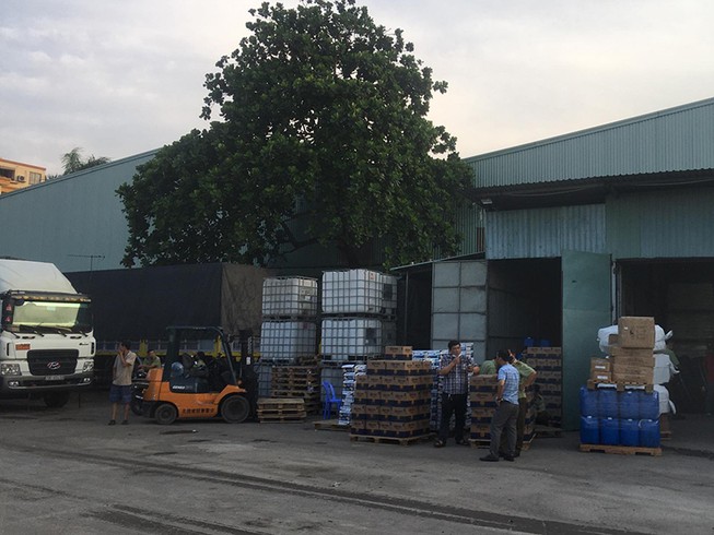 Cảnh sát đột kích kho hàng nghi nhập lậu ở quận 12