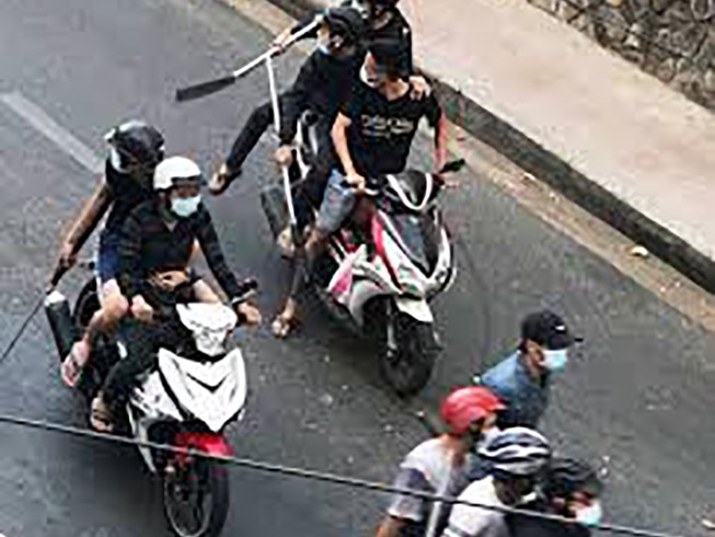 Mâu thuẫn trên mạng, học sinh chém lộn như phim