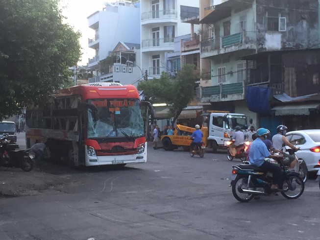 Quận 5: Xe khách va chạm xe bồn, 9 người bị thương