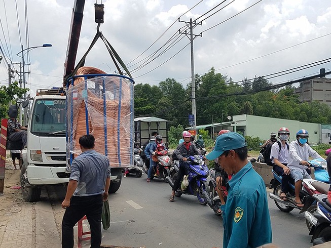 2 cuộn đồng gần 4 tấn rơi vào dòng xe ở Hóc Môn