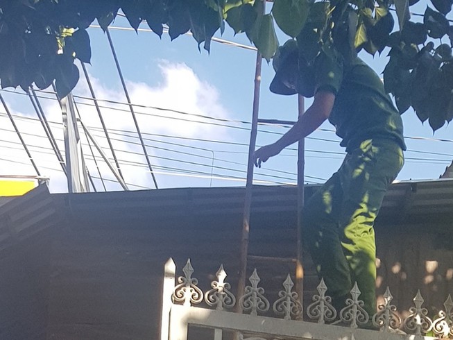Trộm dỡ mái tôn, hốt sạch tiệm vàng ở Hóc Môn