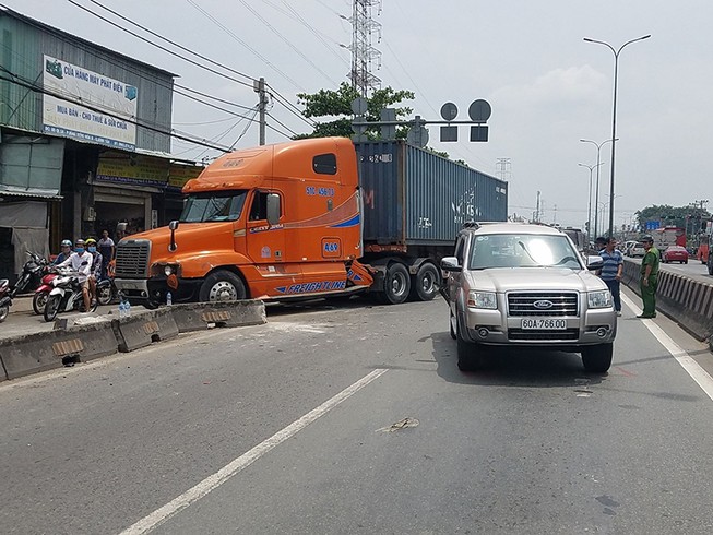 7 người hoảng sợ trong ô tô bị container tông trên quốc lộ