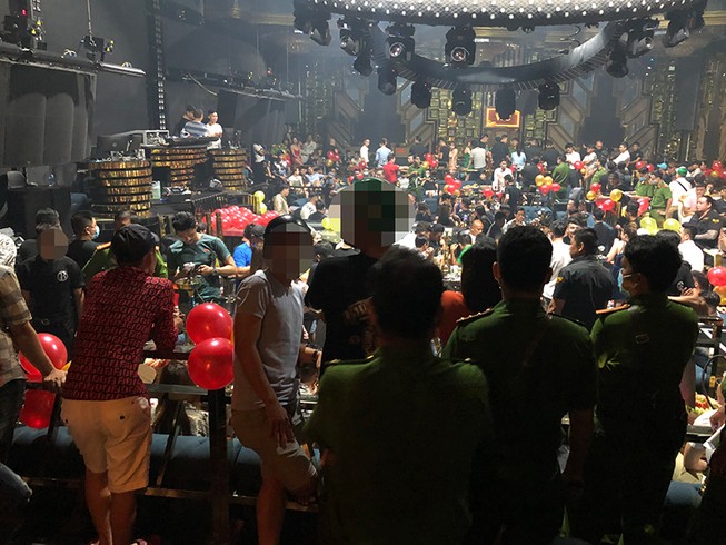 Gần 60 dân chơi phê ma túy trong quán bar ở Bình Tân