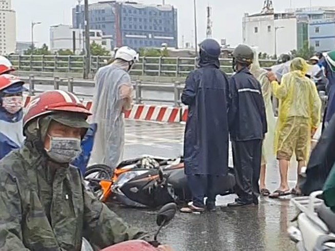 Va chạm xe khách ở cầu Nguyễn Tri Phương, 1 người thiệt mạng