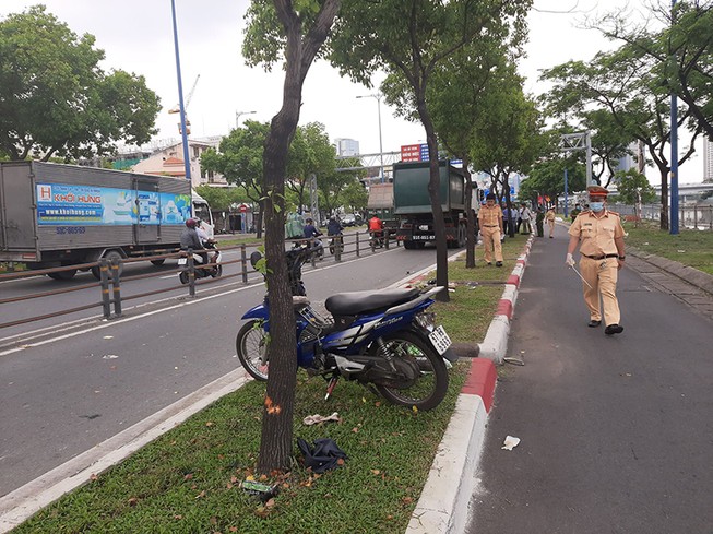 Xe chở rác cán chết người trên đường Võ Văn Kiệt