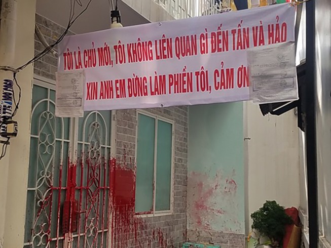 Căng băng rôn 'không liên quan nợ nần' vẫn bị tạt sơn