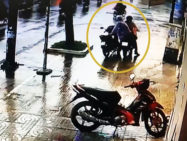 2 kẻ gian làm rơi ví khi trộm xe
